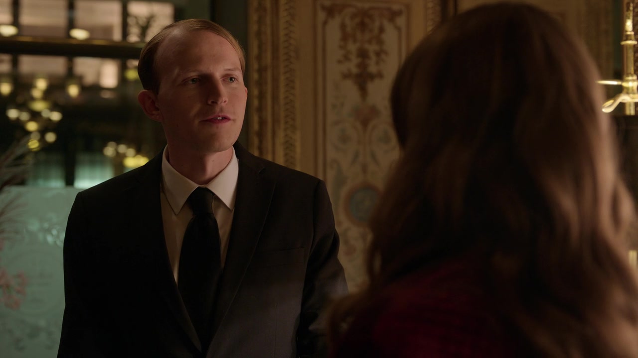 Emily_in_Paris_S01E04_A_Kiss_Is_Just_A_Kiss_720p_NF_WEB-DL_DDP5_1_x264-BTN_0842.jpg