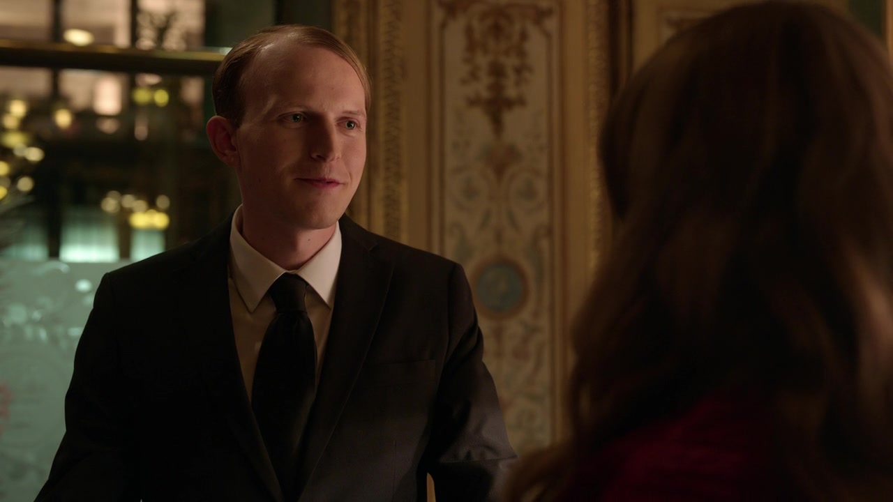 Emily_in_Paris_S01E04_A_Kiss_Is_Just_A_Kiss_720p_NF_WEB-DL_DDP5_1_x264-BTN_0846.jpg