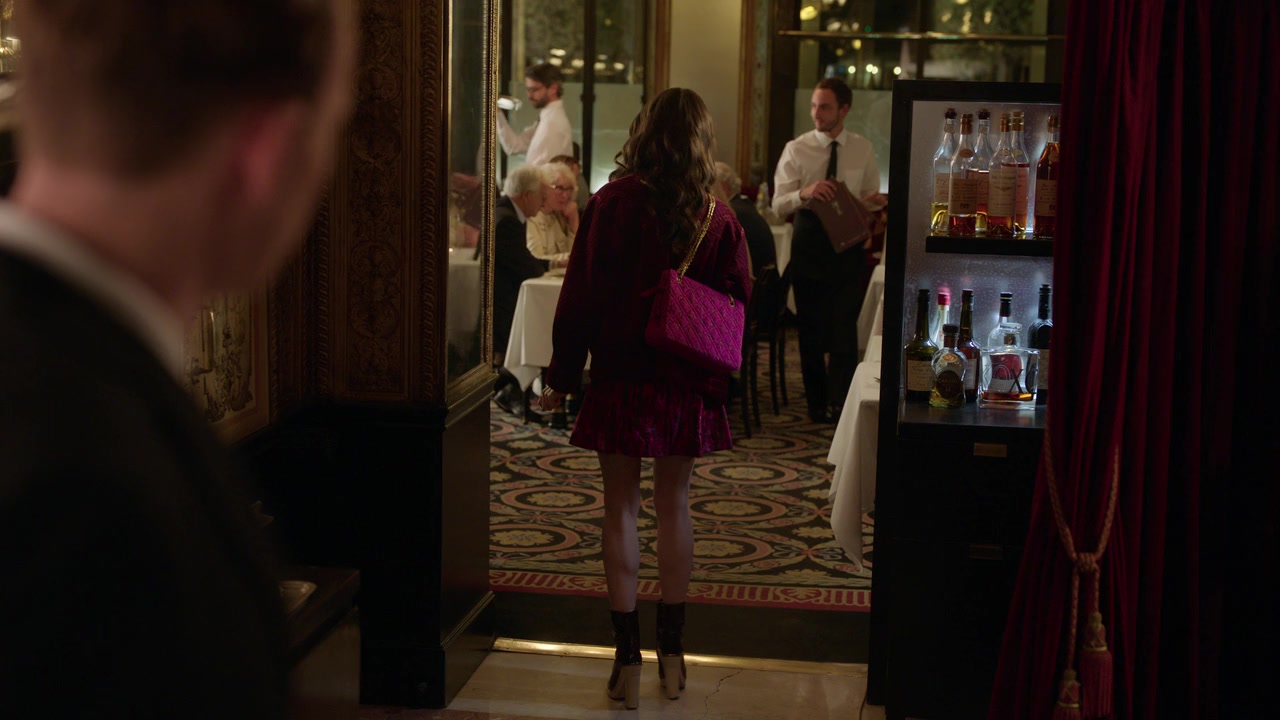 Emily_in_Paris_S01E04_A_Kiss_Is_Just_A_Kiss_720p_NF_WEB-DL_DDP5_1_x264-BTN_0851.jpg