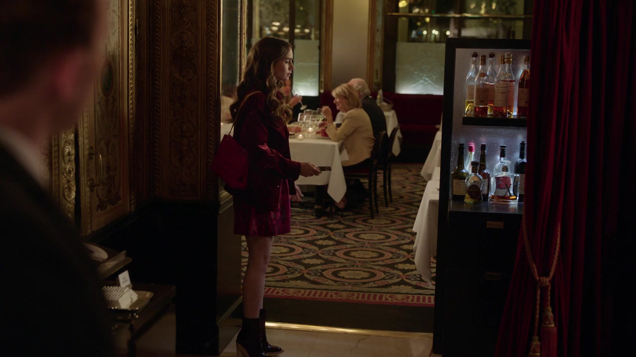 Emily_in_Paris_S01E04_A_Kiss_Is_Just_A_Kiss_720p_NF_WEB-DL_DDP5_1_x264-BTN_0854.jpg