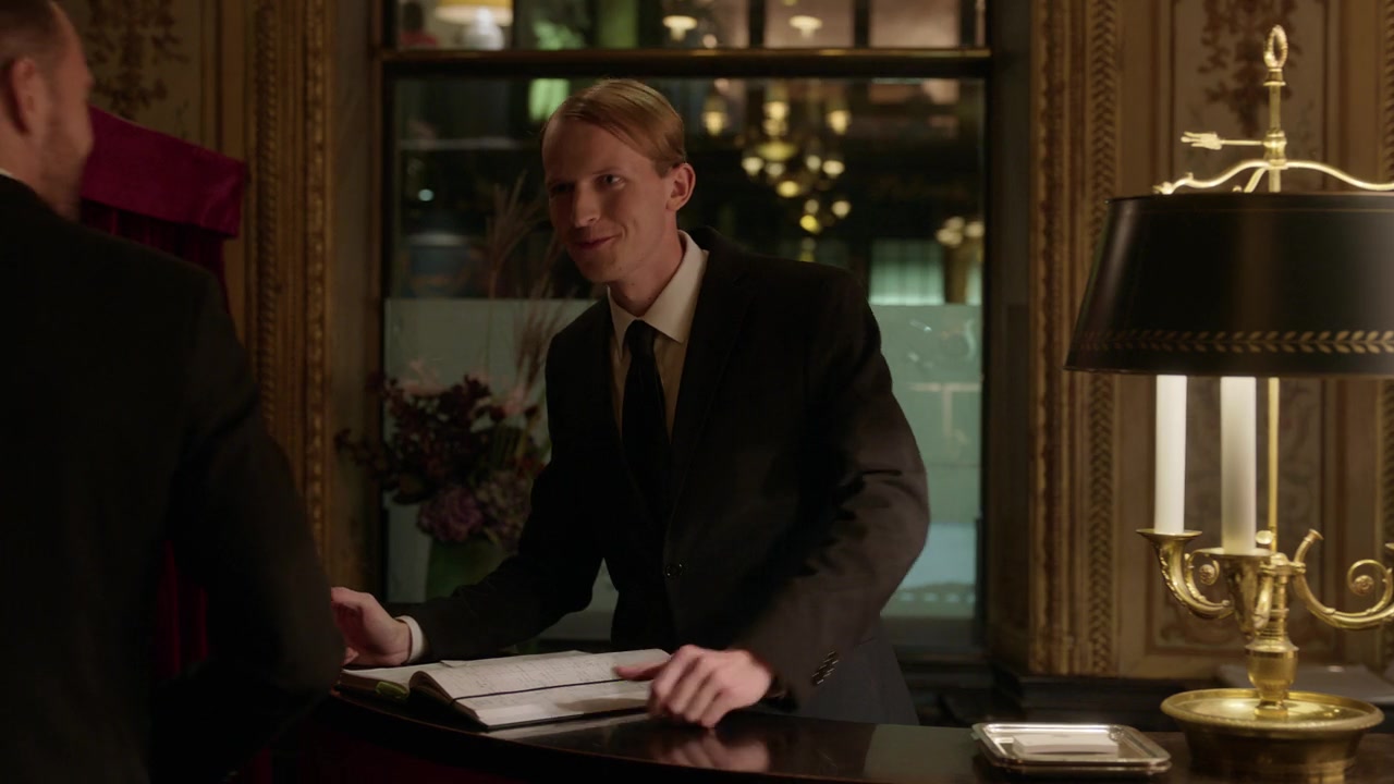 Emily_in_Paris_S01E04_A_Kiss_Is_Just_A_Kiss_720p_NF_WEB-DL_DDP5_1_x264-BTN_0857.jpg