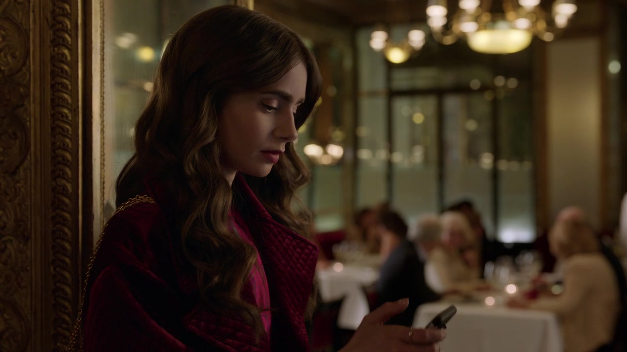 Emily_in_Paris_S01E04_A_Kiss_Is_Just_A_Kiss_720p_NF_WEB-DL_DDP5_1_x264-BTN_0862.jpg