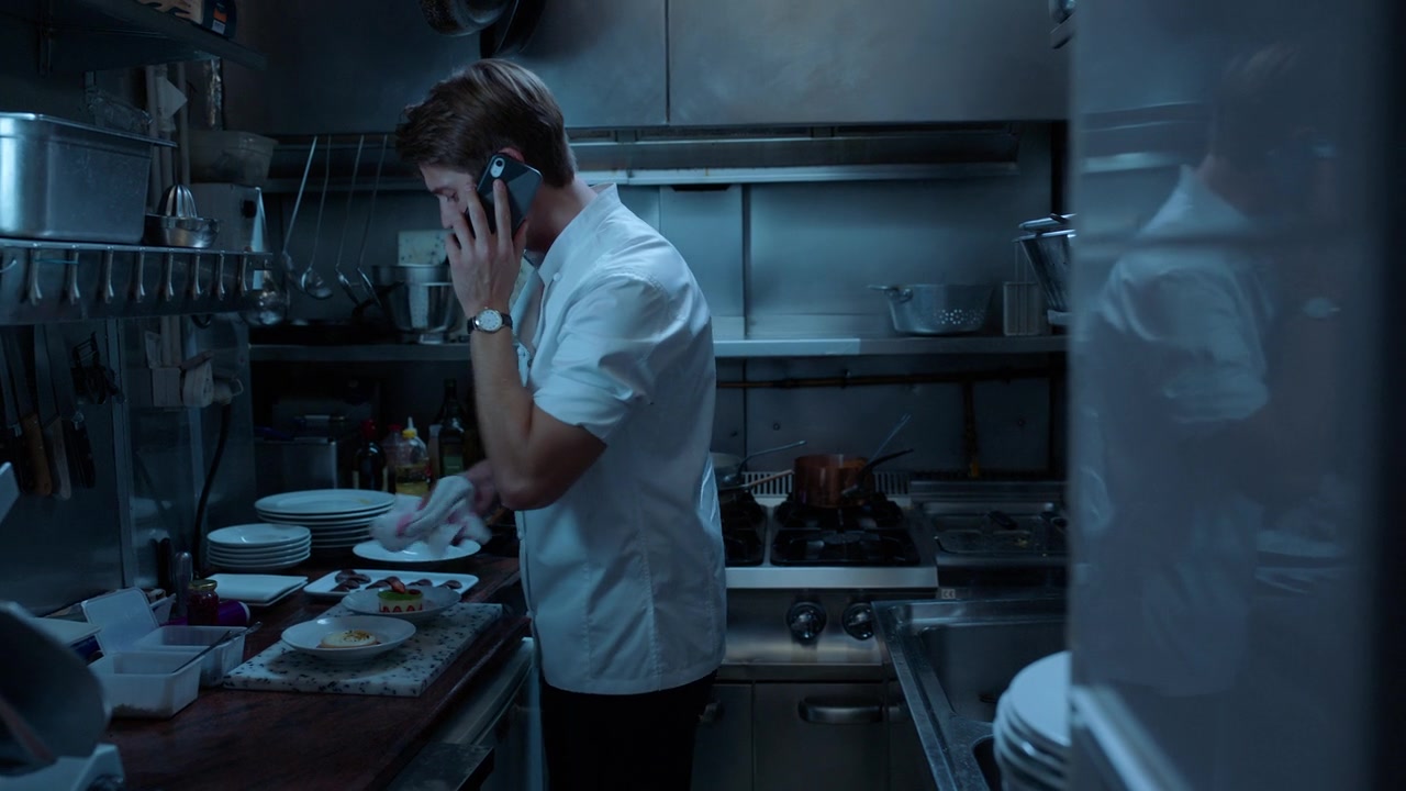 Emily_in_Paris_S01E04_A_Kiss_Is_Just_A_Kiss_720p_NF_WEB-DL_DDP5_1_x264-BTN_0865.jpg