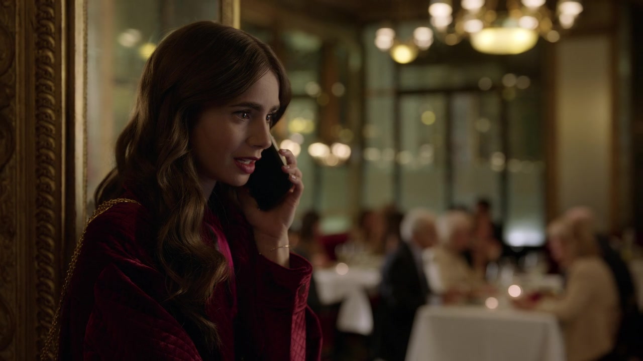 Emily_in_Paris_S01E04_A_Kiss_Is_Just_A_Kiss_720p_NF_WEB-DL_DDP5_1_x264-BTN_0880.jpg