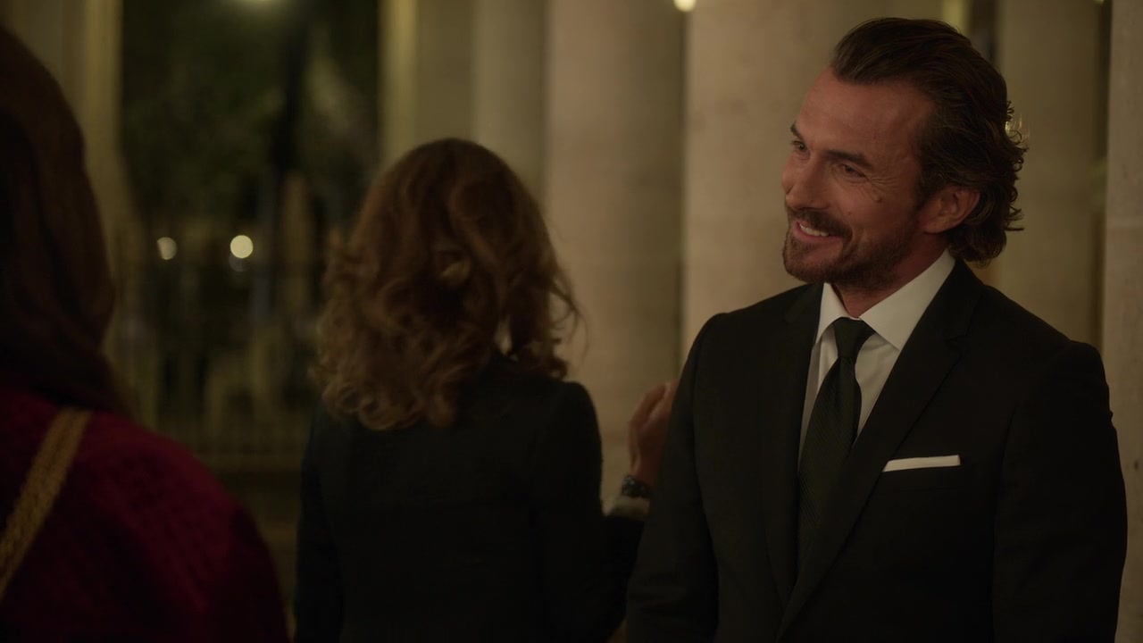 Emily_in_Paris_S01E04_A_Kiss_Is_Just_A_Kiss_720p_NF_WEB-DL_DDP5_1_x264-BTN_0904.jpg