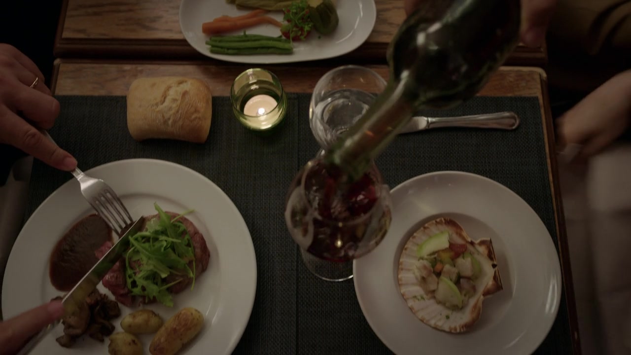 Emily_in_Paris_S01E04_A_Kiss_Is_Just_A_Kiss_720p_NF_WEB-DL_DDP5_1_x264-BTN_0914.jpg