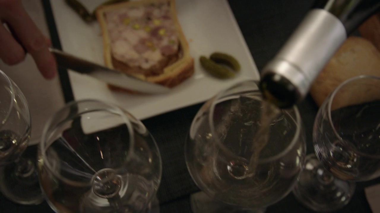 Emily_in_Paris_S01E04_A_Kiss_Is_Just_A_Kiss_720p_NF_WEB-DL_DDP5_1_x264-BTN_0915.jpg