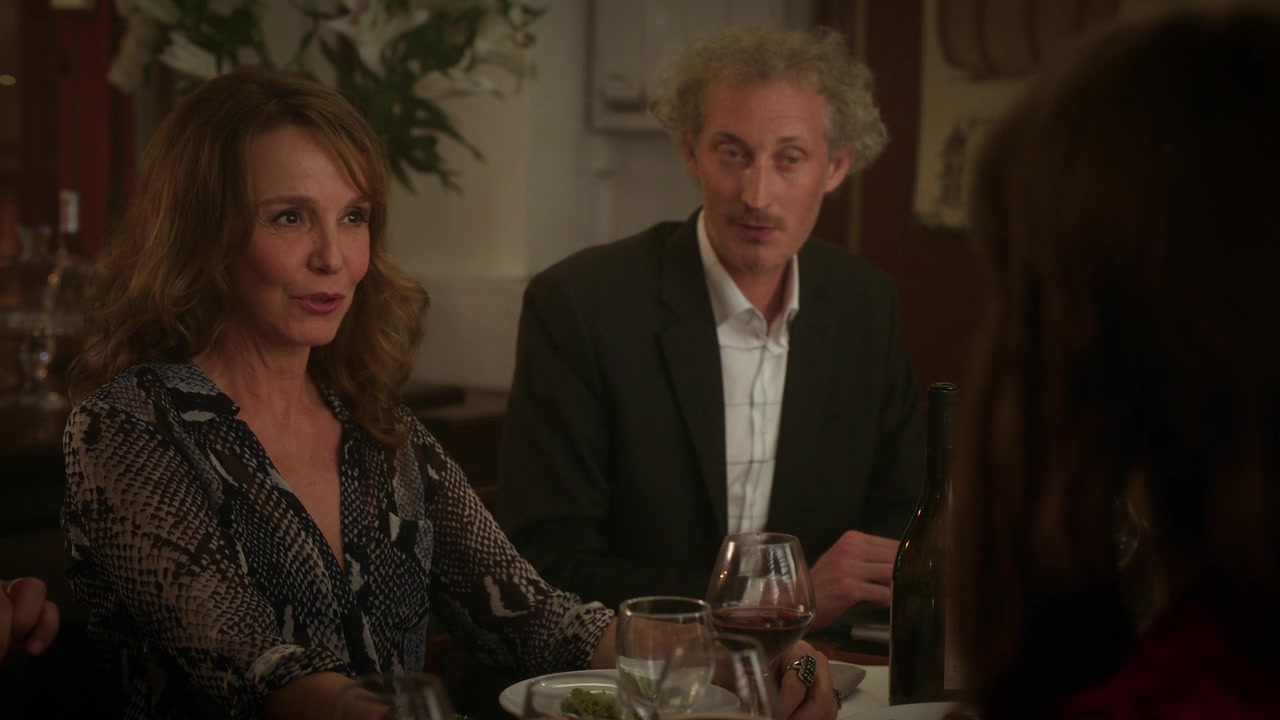 Emily_in_Paris_S01E04_A_Kiss_Is_Just_A_Kiss_720p_NF_WEB-DL_DDP5_1_x264-BTN_0928.jpg