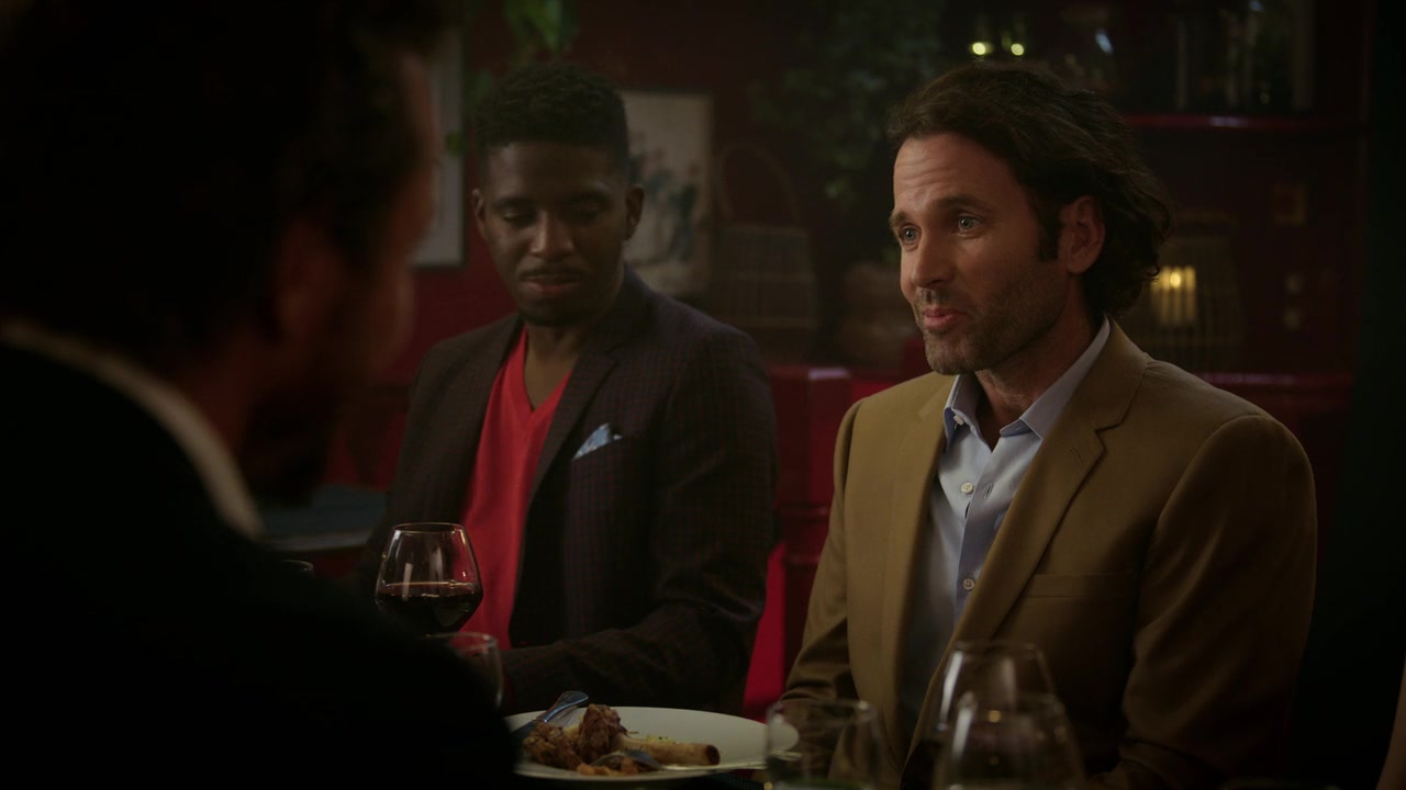 Emily_in_Paris_S01E04_A_Kiss_Is_Just_A_Kiss_720p_NF_WEB-DL_DDP5_1_x264-BTN_0936.jpg