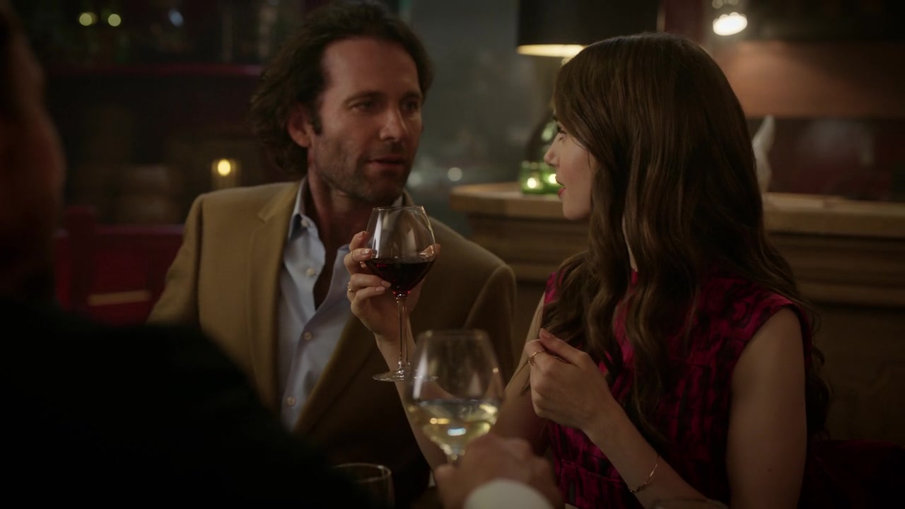 Emily_in_Paris_S01E04_A_Kiss_Is_Just_A_Kiss_720p_NF_WEB-DL_DDP5_1_x264-BTN_0976.jpg