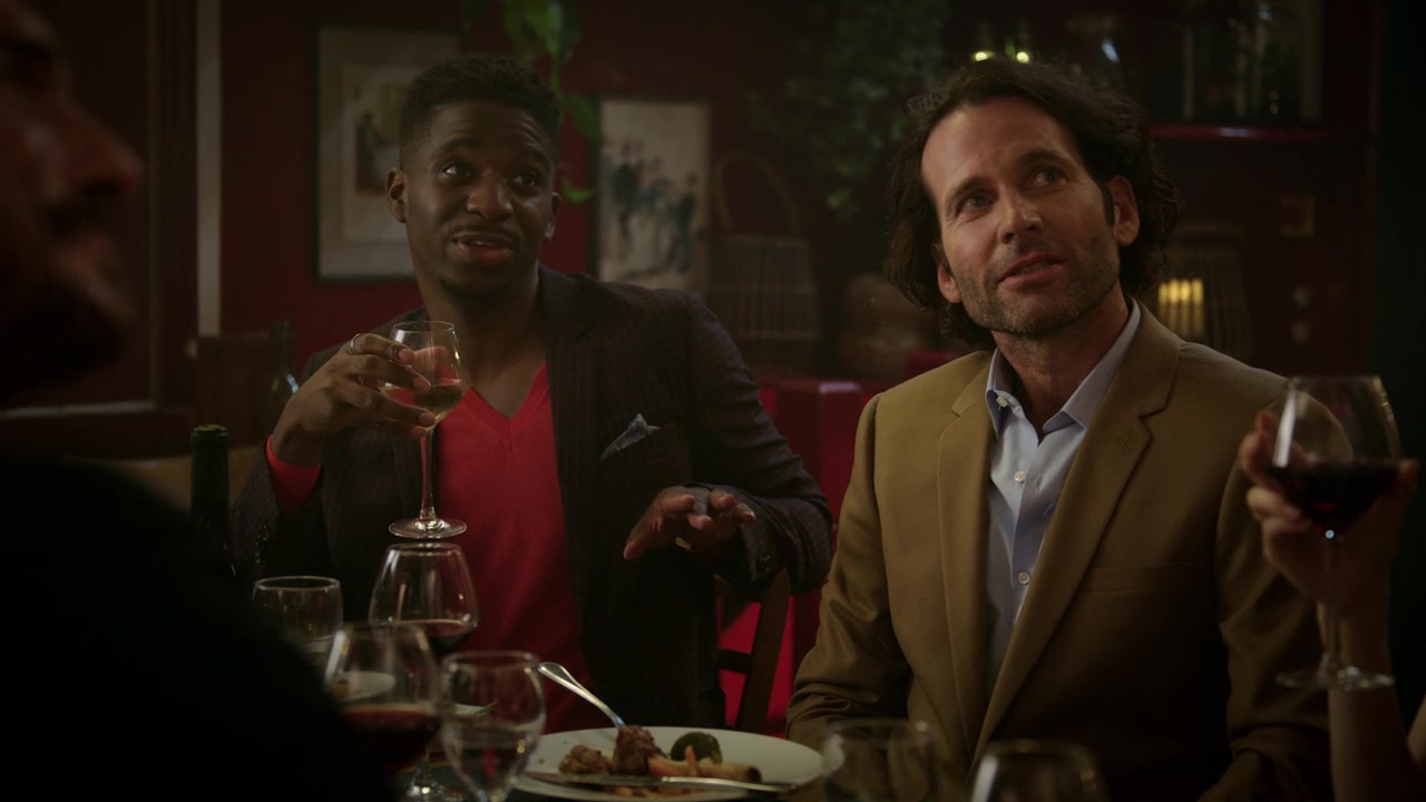 Emily_in_Paris_S01E04_A_Kiss_Is_Just_A_Kiss_720p_NF_WEB-DL_DDP5_1_x264-BTN_0986.jpg