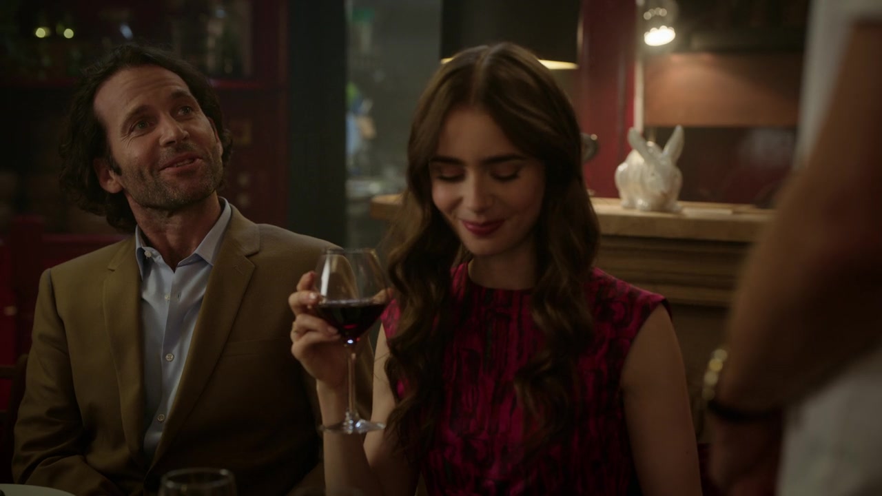 Emily_in_Paris_S01E04_A_Kiss_Is_Just_A_Kiss_720p_NF_WEB-DL_DDP5_1_x264-BTN_0990.jpg