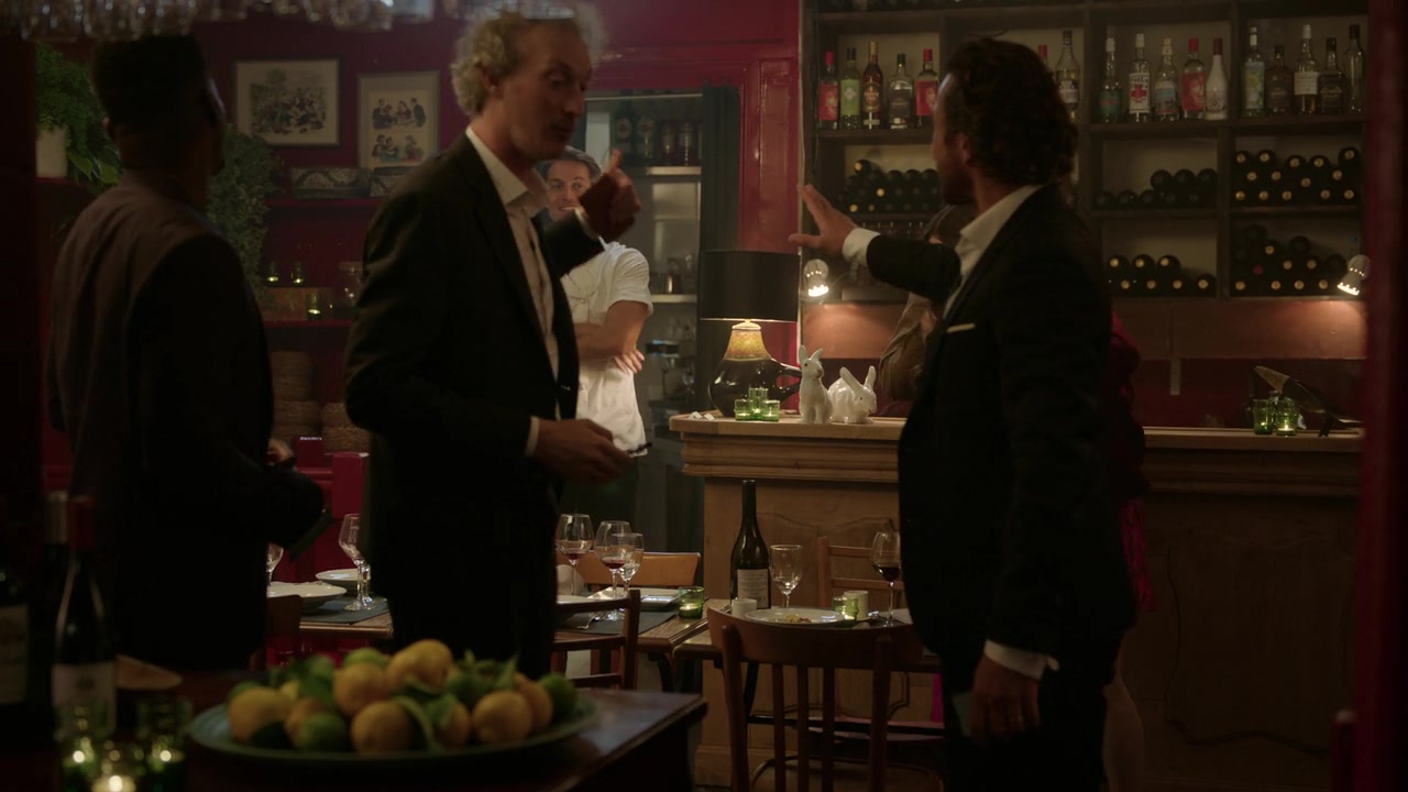 Emily_in_Paris_S01E04_A_Kiss_Is_Just_A_Kiss_720p_NF_WEB-DL_DDP5_1_x264-BTN_1002.jpg
