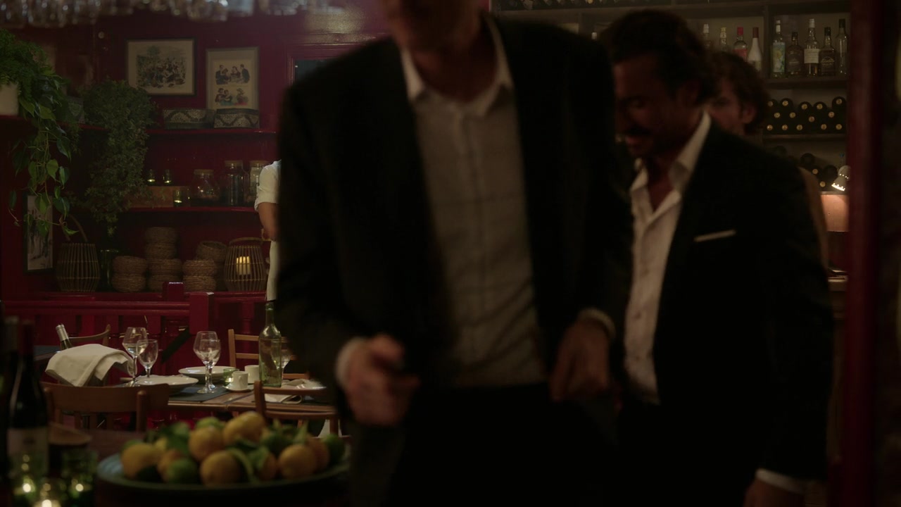 Emily_in_Paris_S01E04_A_Kiss_Is_Just_A_Kiss_720p_NF_WEB-DL_DDP5_1_x264-BTN_1004.jpg