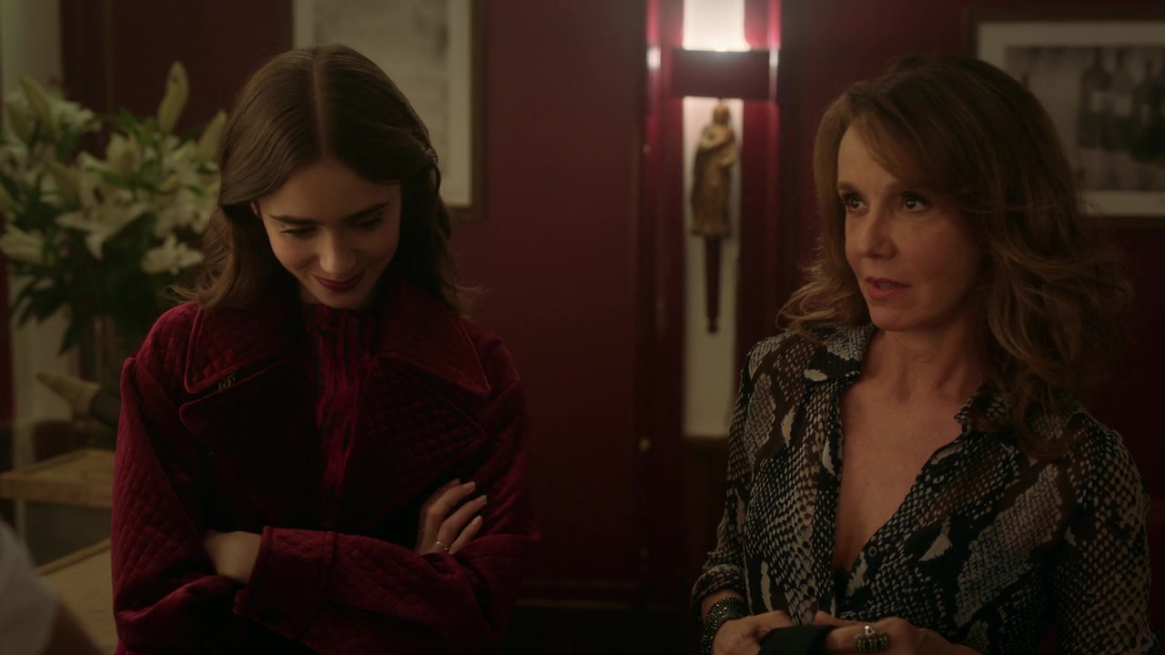 Emily_in_Paris_S01E04_A_Kiss_Is_Just_A_Kiss_720p_NF_WEB-DL_DDP5_1_x264-BTN_1018.jpg