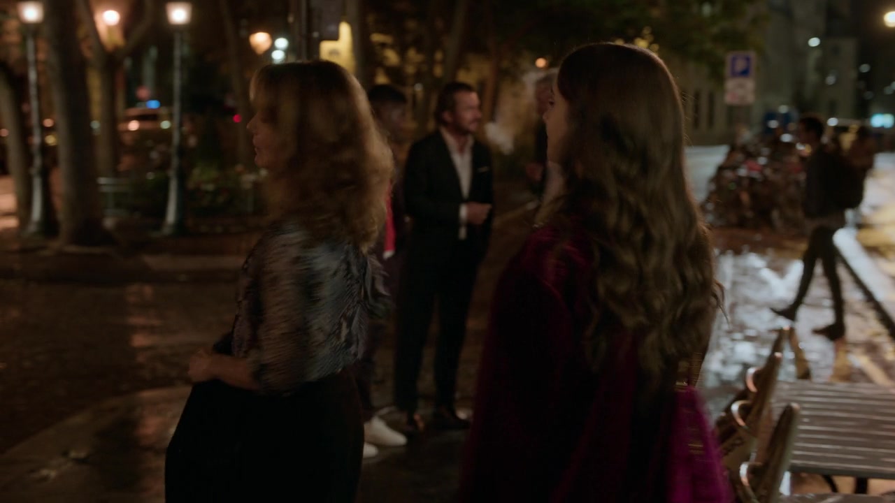 Emily_in_Paris_S01E04_A_Kiss_Is_Just_A_Kiss_720p_NF_WEB-DL_DDP5_1_x264-BTN_1027.jpg