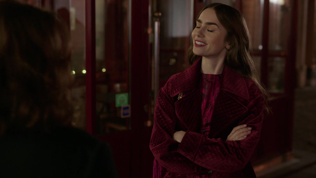 Emily_in_Paris_S01E04_A_Kiss_Is_Just_A_Kiss_720p_NF_WEB-DL_DDP5_1_x264-BTN_1032.jpg