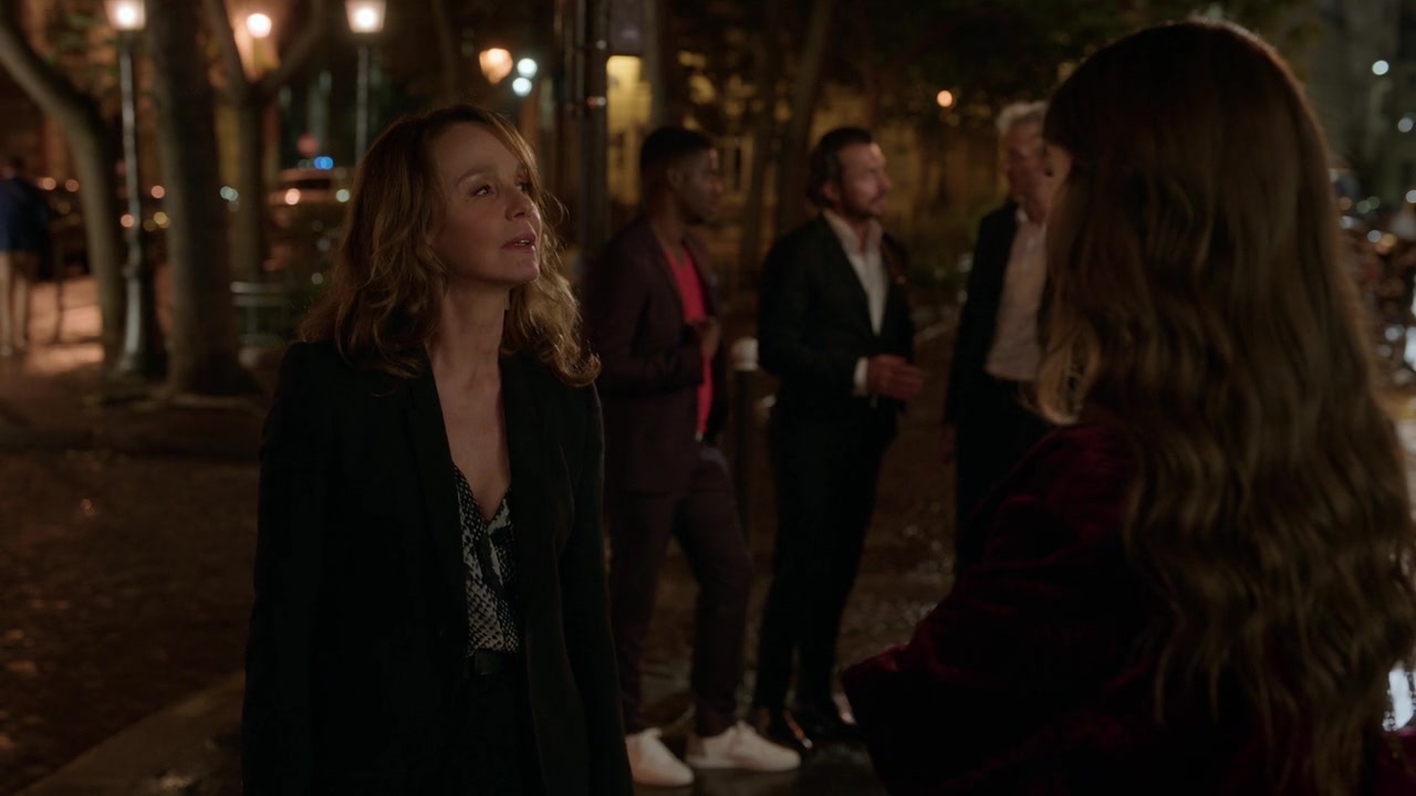 Emily_in_Paris_S01E04_A_Kiss_Is_Just_A_Kiss_720p_NF_WEB-DL_DDP5_1_x264-BTN_1040.jpg