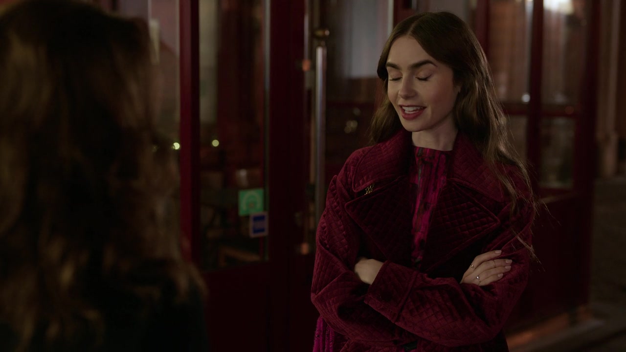 Emily_in_Paris_S01E04_A_Kiss_Is_Just_A_Kiss_720p_NF_WEB-DL_DDP5_1_x264-BTN_1042.jpg