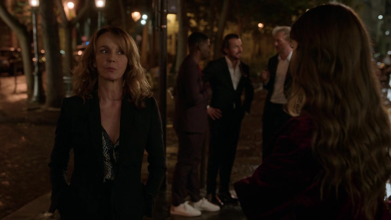 Emily_in_Paris_S01E04_A_Kiss_Is_Just_A_Kiss_720p_NF_WEB-DL_DDP5_1_x264-BTN_1046.jpg