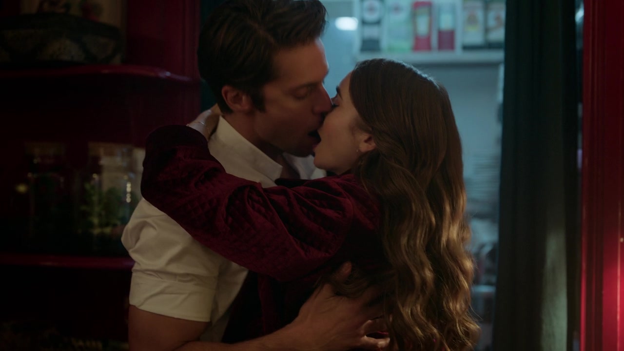 Emily_in_Paris_S01E04_A_Kiss_Is_Just_A_Kiss_720p_NF_WEB-DL_DDP5_1_x264-BTN_1065.jpg