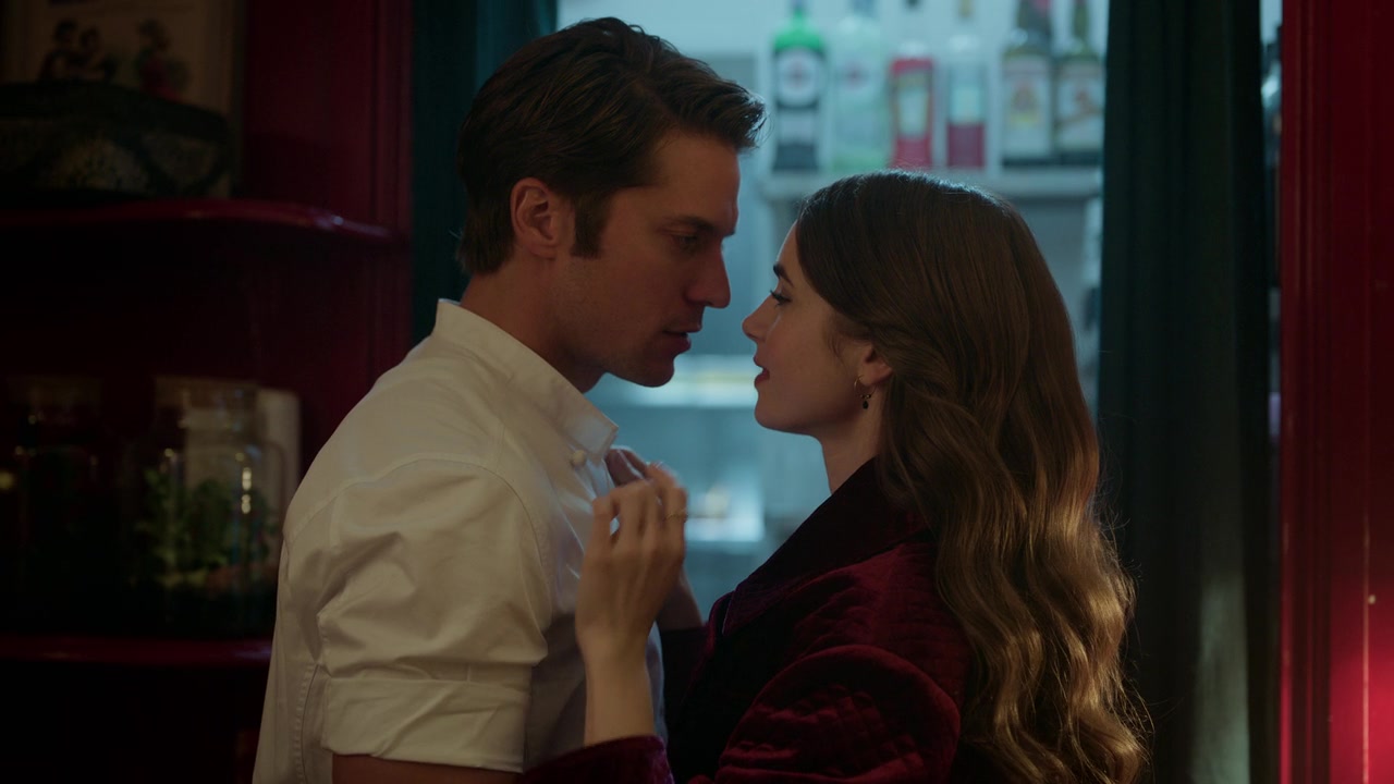Emily_in_Paris_S01E04_A_Kiss_Is_Just_A_Kiss_720p_NF_WEB-DL_DDP5_1_x264-BTN_1070.jpg