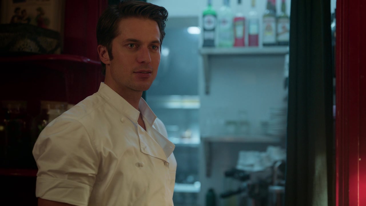 Emily_in_Paris_S01E04_A_Kiss_Is_Just_A_Kiss_720p_NF_WEB-DL_DDP5_1_x264-BTN_1073.jpg