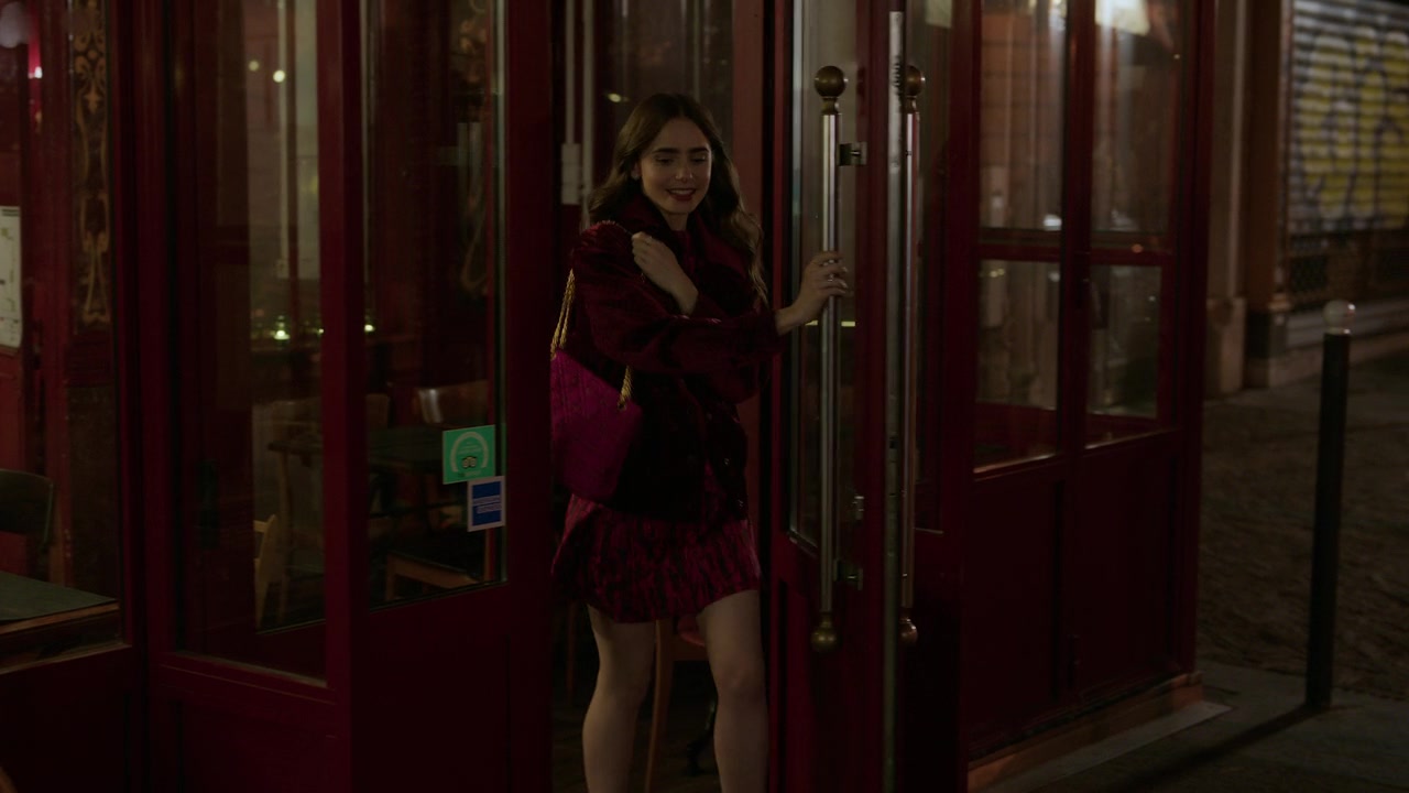 Emily_in_Paris_S01E04_A_Kiss_Is_Just_A_Kiss_720p_NF_WEB-DL_DDP5_1_x264-BTN_1075.jpg