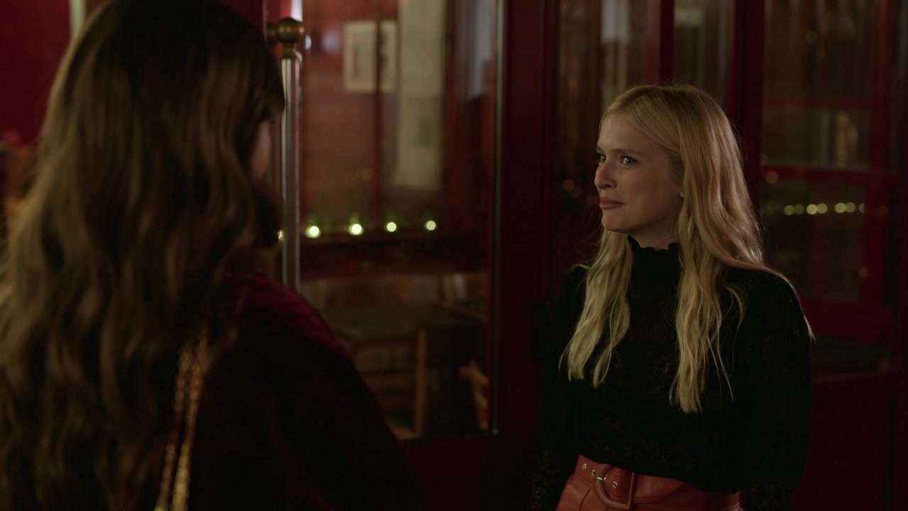 Emily_in_Paris_S01E04_A_Kiss_Is_Just_A_Kiss_720p_NF_WEB-DL_DDP5_1_x264-BTN_1091.jpg