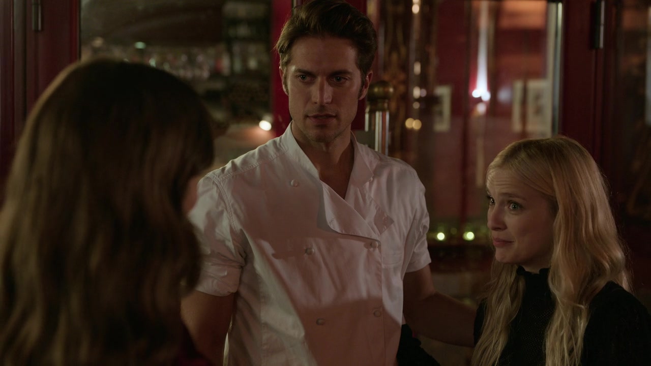 Emily_in_Paris_S01E04_A_Kiss_Is_Just_A_Kiss_720p_NF_WEB-DL_DDP5_1_x264-BTN_1105.jpg