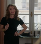 Emily_in_Paris_S01E04_A_Kiss_Is_Just_A_Kiss_720p_NF_WEB-DL_DDP5_1_x264-BTN_0341.jpg