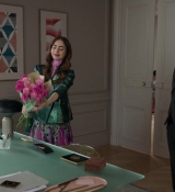Emily_in_Paris_S01E04_A_Kiss_Is_Just_A_Kiss_720p_NF_WEB-DL_DDP5_1_x264-BTN_0358.jpg