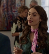 Emily_in_Paris_S01E04_A_Kiss_Is_Just_A_Kiss_720p_NF_WEB-DL_DDP5_1_x264-BTN_0554.jpg
