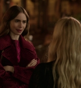 Emily_in_Paris_S01E04_A_Kiss_Is_Just_A_Kiss_720p_NF_WEB-DL_DDP5_1_x264-BTN_1089.jpg