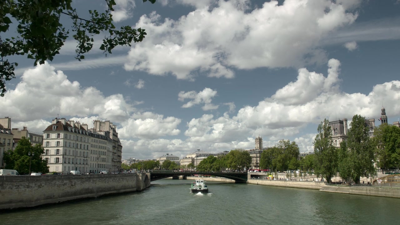 Emily_in_Paris_S01E05_Faux_Amis_720p_NF_WEB-DL_DDP5_1_x264-BTN_0011.jpg