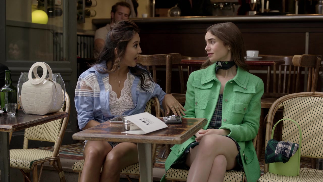 Emily_in_Paris_S01E05_Faux_Amis_720p_NF_WEB-DL_DDP5_1_x264-BTN_0019.jpg