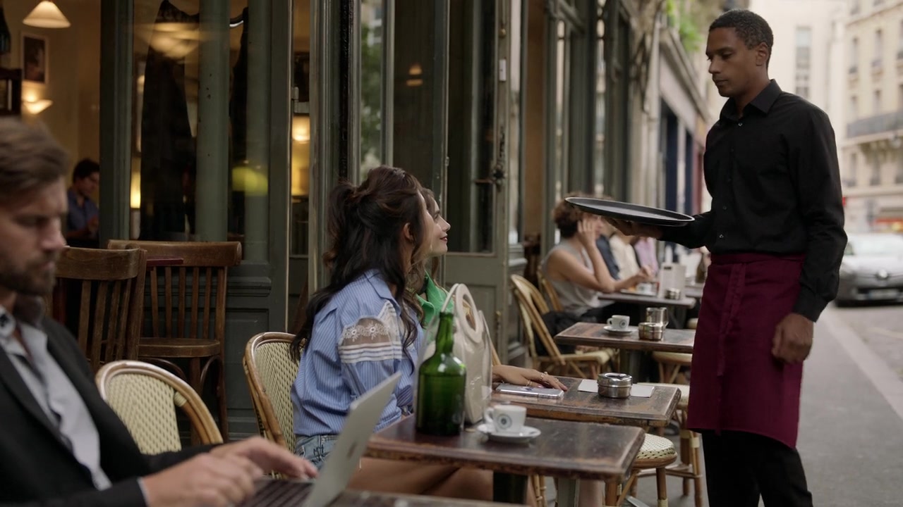 Emily_in_Paris_S01E05_Faux_Amis_720p_NF_WEB-DL_DDP5_1_x264-BTN_0042.jpg