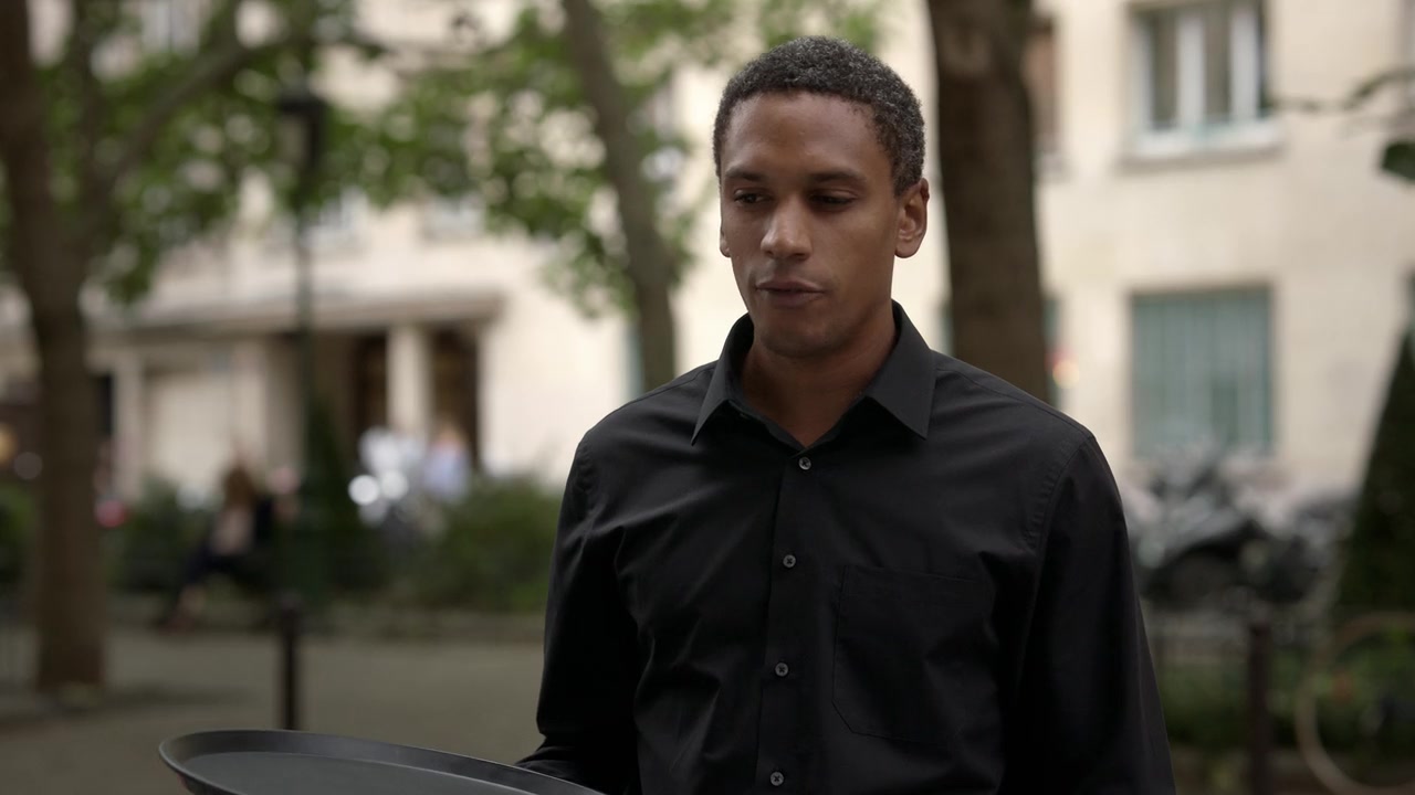 Emily_in_Paris_S01E05_Faux_Amis_720p_NF_WEB-DL_DDP5_1_x264-BTN_0049.jpg