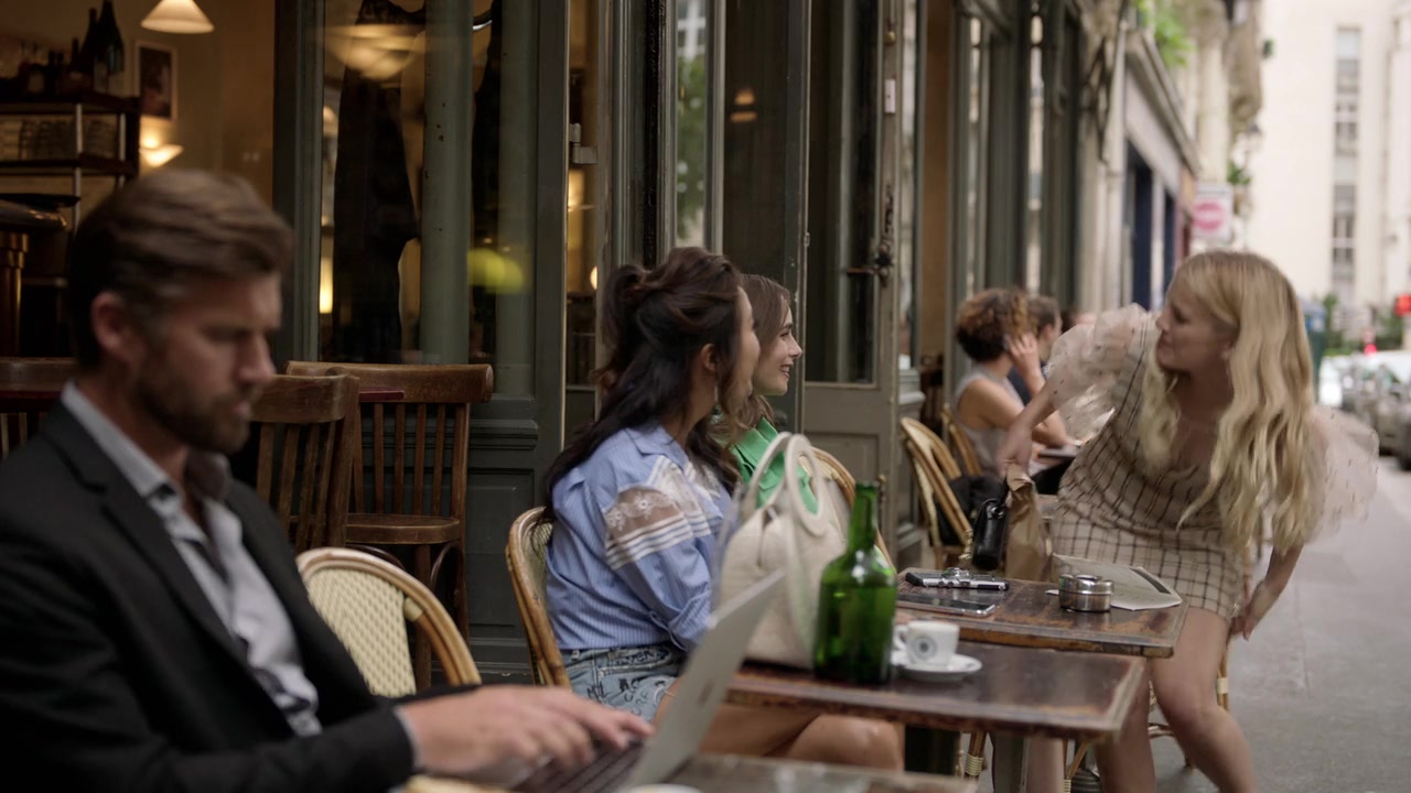 Emily_in_Paris_S01E05_Faux_Amis_720p_NF_WEB-DL_DDP5_1_x264-BTN_0082.jpg Emily_in_Paris_S01E05_Faux_Amis_720p_NF_WEB-DL_DDP5_1_x264-BTN_0082.jpg