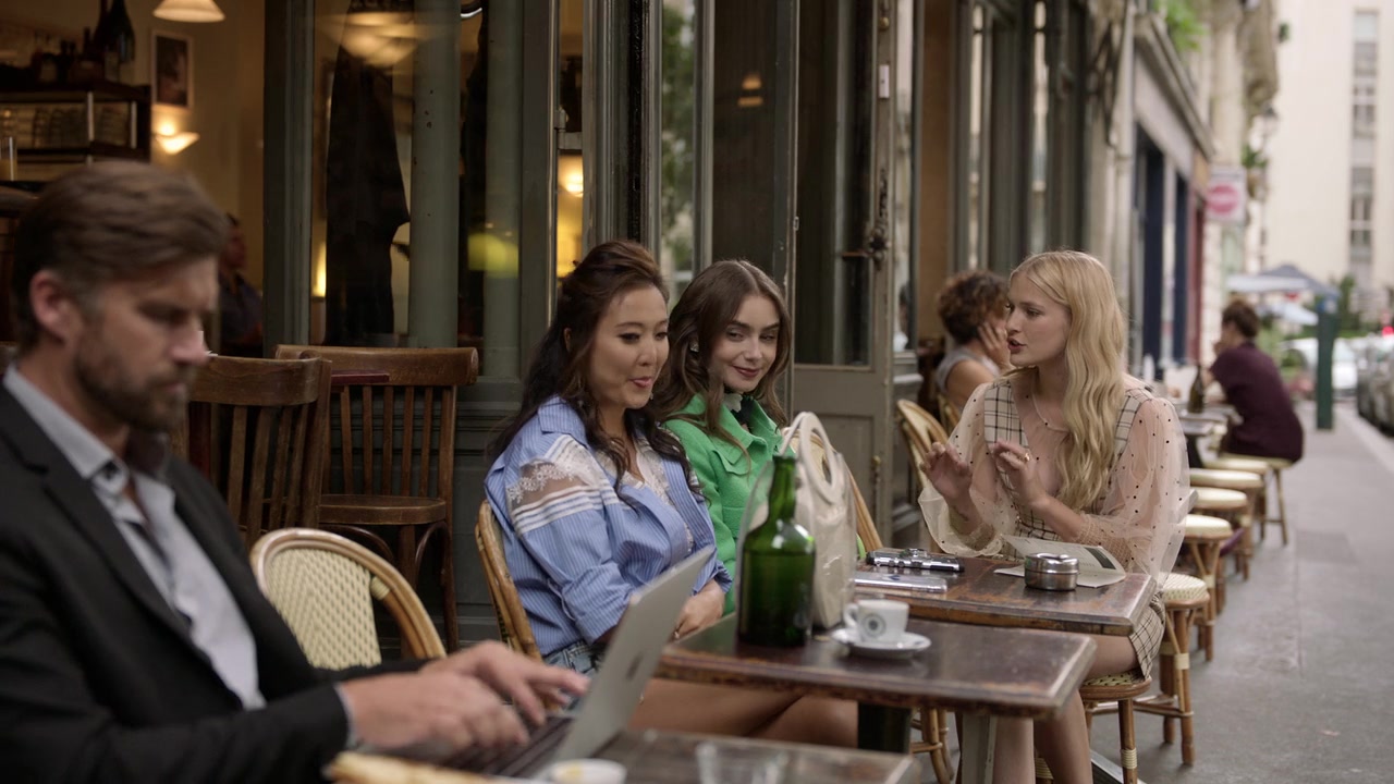 Emily_in_Paris_S01E05_Faux_Amis_720p_NF_WEB-DL_DDP5_1_x264-BTN_0093.jpg