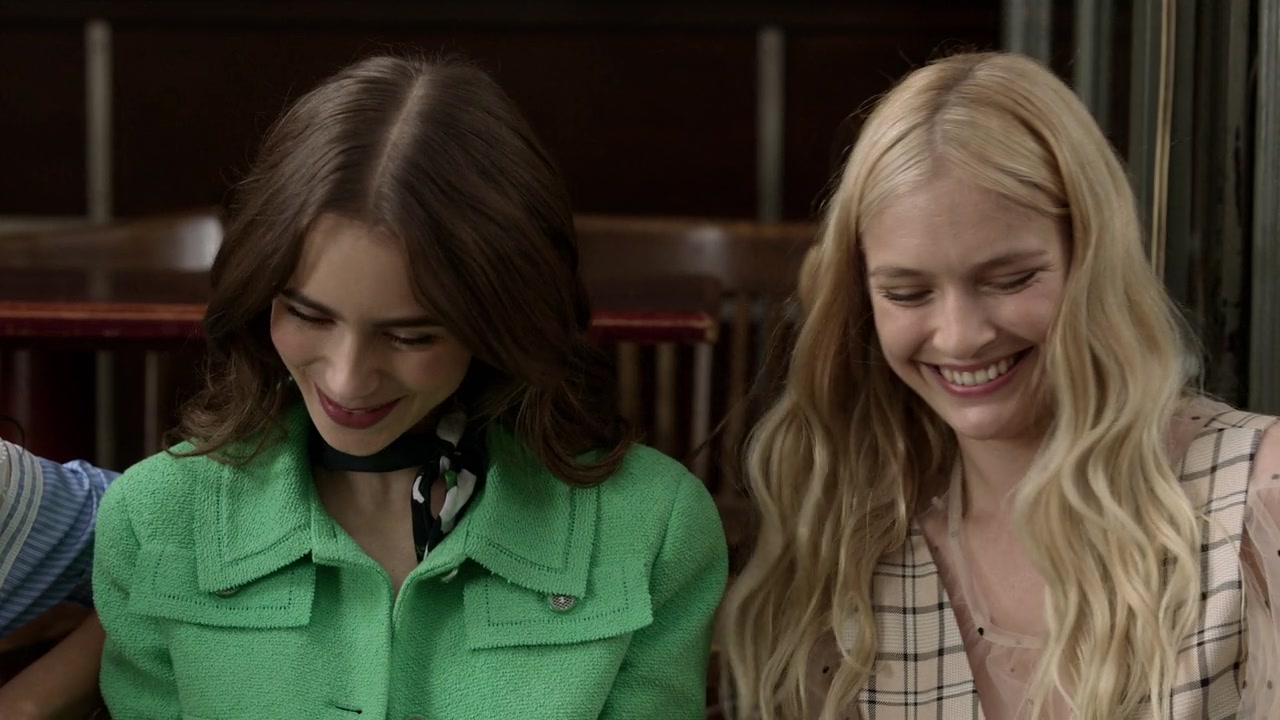 Emily_in_Paris_S01E05_Faux_Amis_720p_NF_WEB-DL_DDP5_1_x264-BTN_0121.jpg