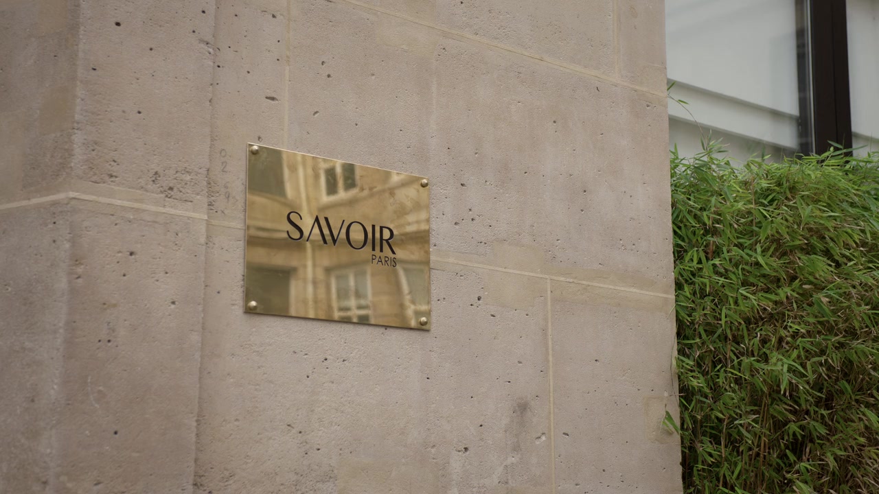 Emily_in_Paris_S01E05_Faux_Amis_720p_NF_WEB-DL_DDP5_1_x264-BTN_0133.jpg