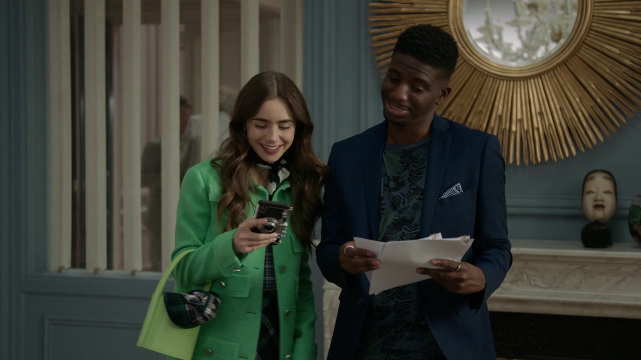 Emily_in_Paris_S01E05_Faux_Amis_720p_NF_WEB-DL_DDP5_1_x264-BTN_0149.jpg