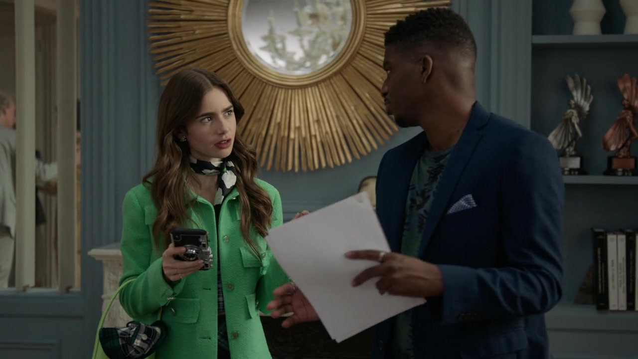 Emily_in_Paris_S01E05_Faux_Amis_720p_NF_WEB-DL_DDP5_1_x264-BTN_0152.jpg