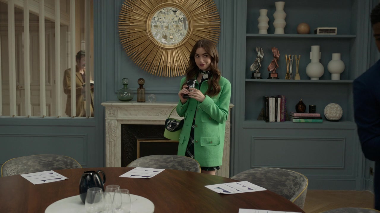 Emily_in_Paris_S01E05_Faux_Amis_720p_NF_WEB-DL_DDP5_1_x264-BTN_0164.jpg
