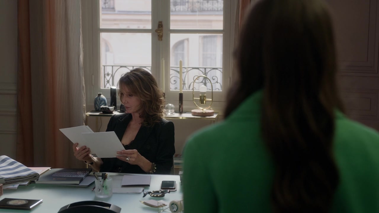 Emily_in_Paris_S01E05_Faux_Amis_720p_NF_WEB-DL_DDP5_1_x264-BTN_0170.jpg