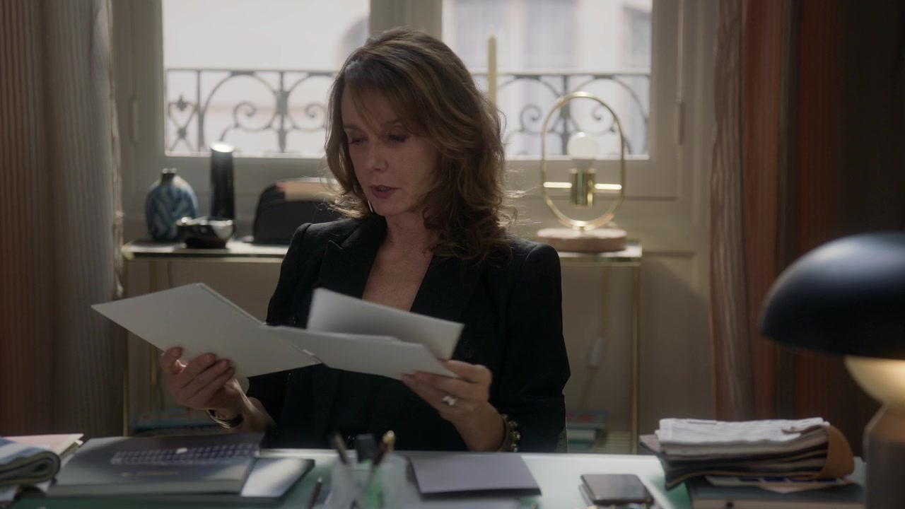 Emily_in_Paris_S01E05_Faux_Amis_720p_NF_WEB-DL_DDP5_1_x264-BTN_0177.jpg
