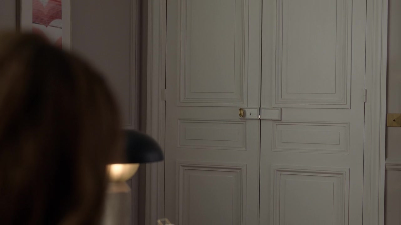Emily_in_Paris_S01E05_Faux_Amis_720p_NF_WEB-DL_DDP5_1_x264-BTN_0194.jpg