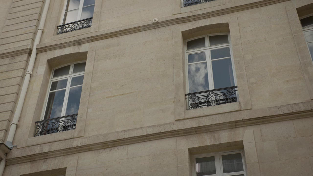 Emily_in_Paris_S01E05_Faux_Amis_720p_NF_WEB-DL_DDP5_1_x264-BTN_0195.jpg