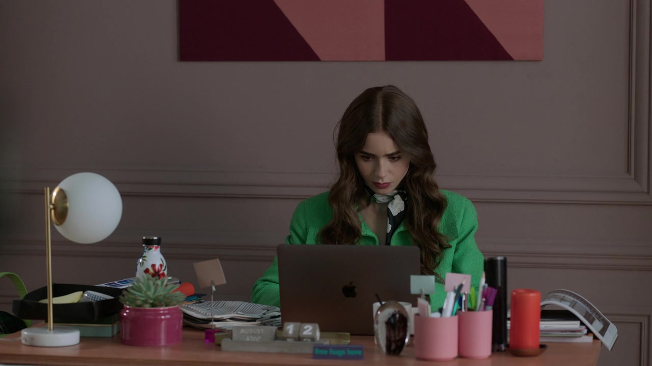 Emily_in_Paris_S01E05_Faux_Amis_720p_NF_WEB-DL_DDP5_1_x264-BTN_0196.jpg